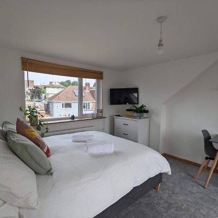 *Large Unique Retro Private Attic & Bathroom* Brighton ภายนอก รูปภาพ
