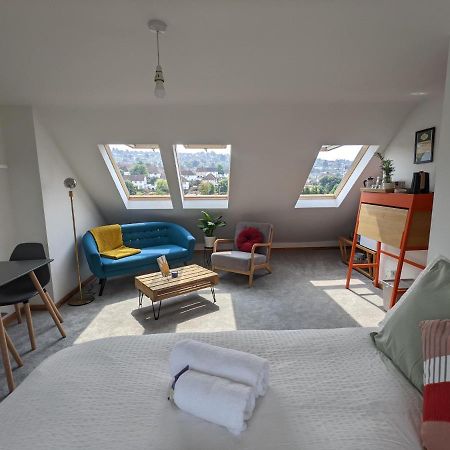 *Large Unique Retro Private Attic & Bathroom* Brighton ภายนอก รูปภาพ