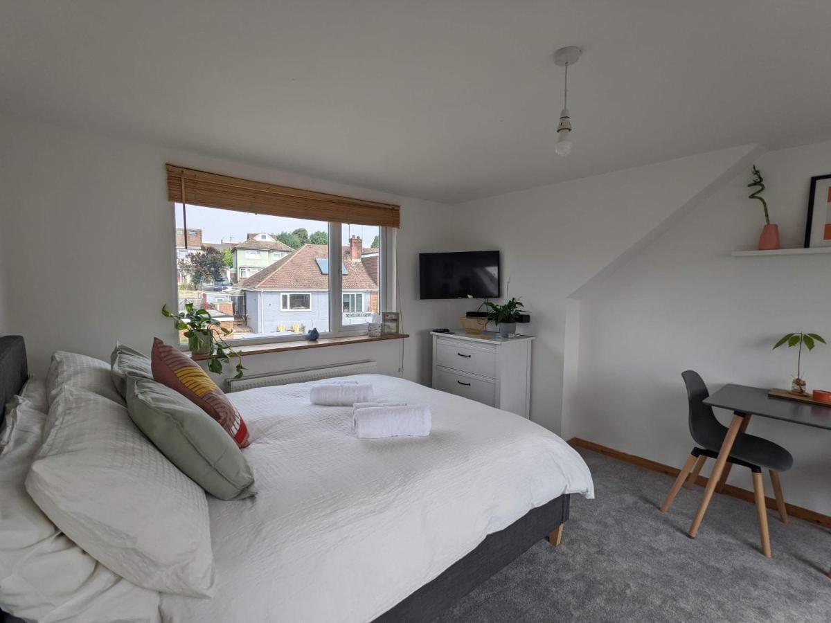 *Large Unique Retro Private Attic & Bathroom* Brighton ภายนอก รูปภาพ