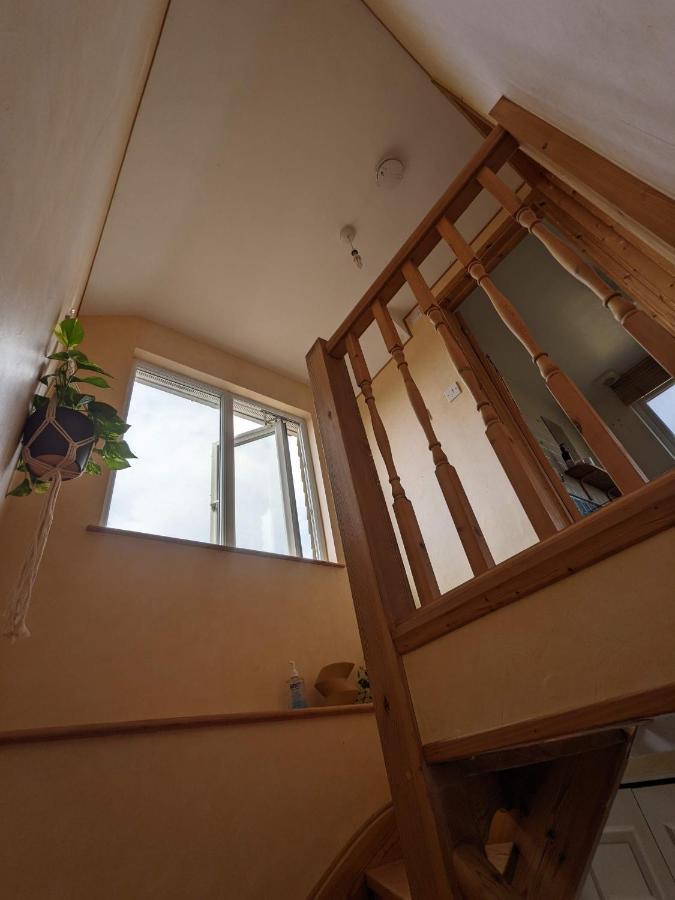 *Large Unique Retro Private Attic & Bathroom* Brighton ภายนอก รูปภาพ
