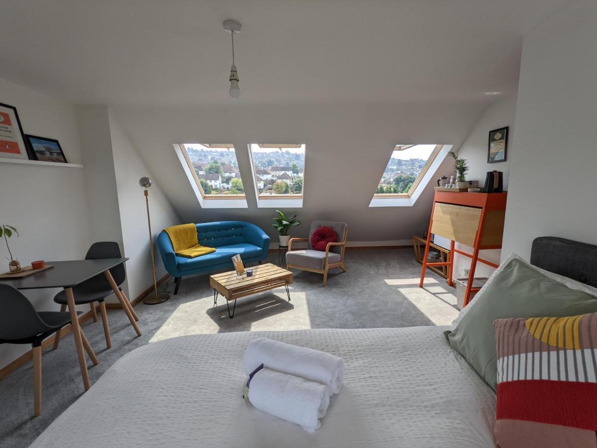 *Large Unique Retro Private Attic & Bathroom* Brighton ภายนอก รูปภาพ