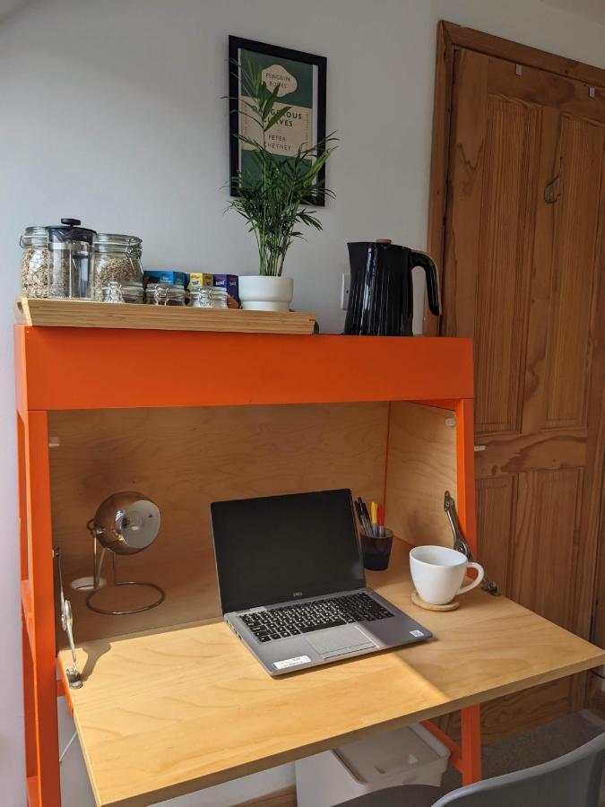 *Large Unique Retro Private Attic & Bathroom* Brighton ภายนอก รูปภาพ