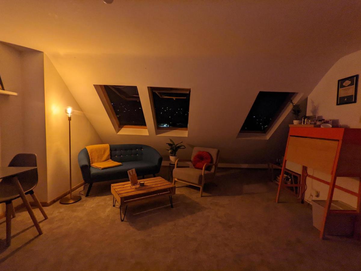 *Large Unique Retro Private Attic & Bathroom* Brighton ภายนอก รูปภาพ
