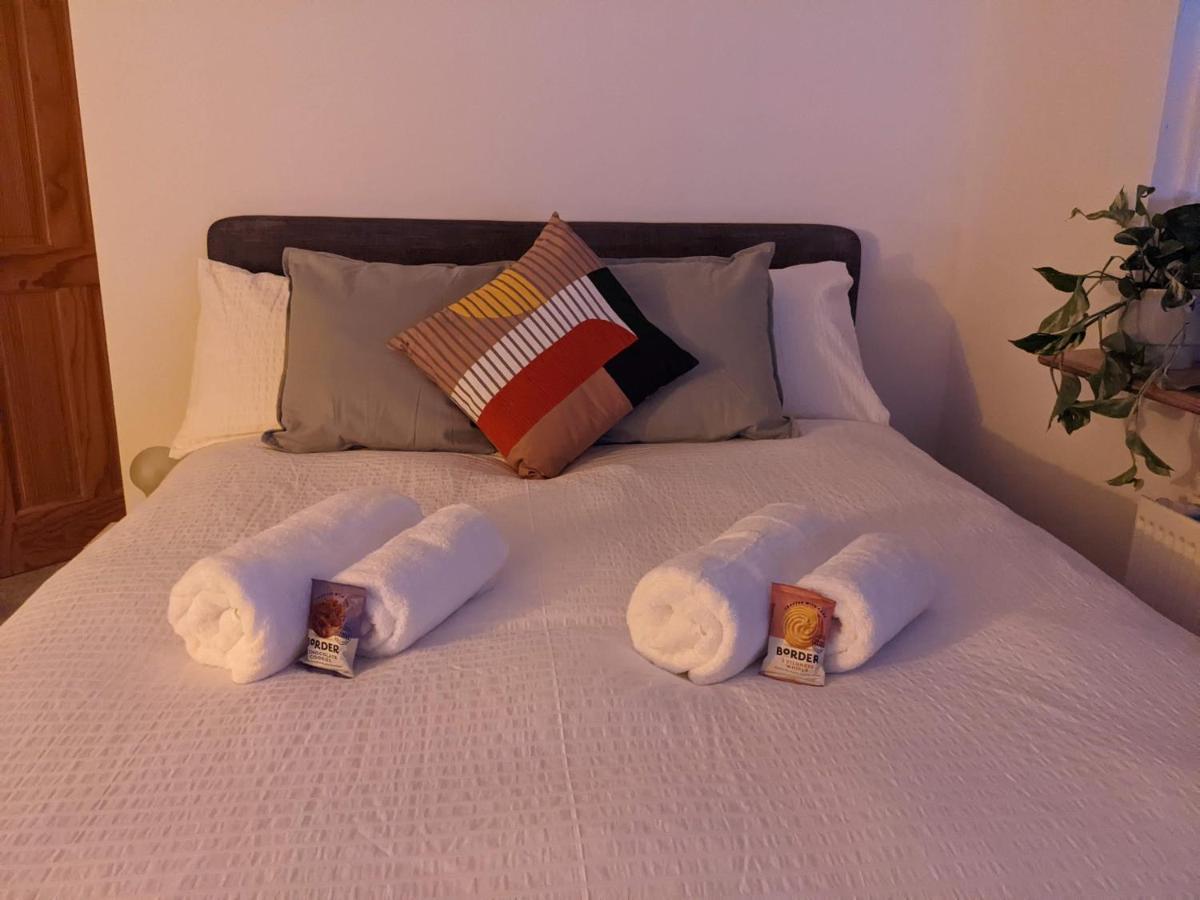 *Large Unique Retro Private Attic & Bathroom* Brighton ภายนอก รูปภาพ