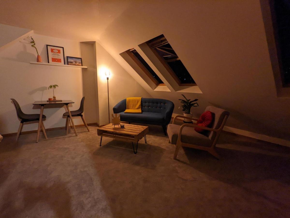 *Large Unique Retro Private Attic & Bathroom* Brighton ภายนอก รูปภาพ