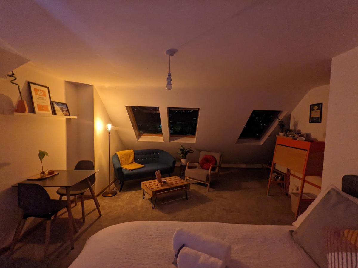 *Large Unique Retro Private Attic & Bathroom* Brighton ภายนอก รูปภาพ